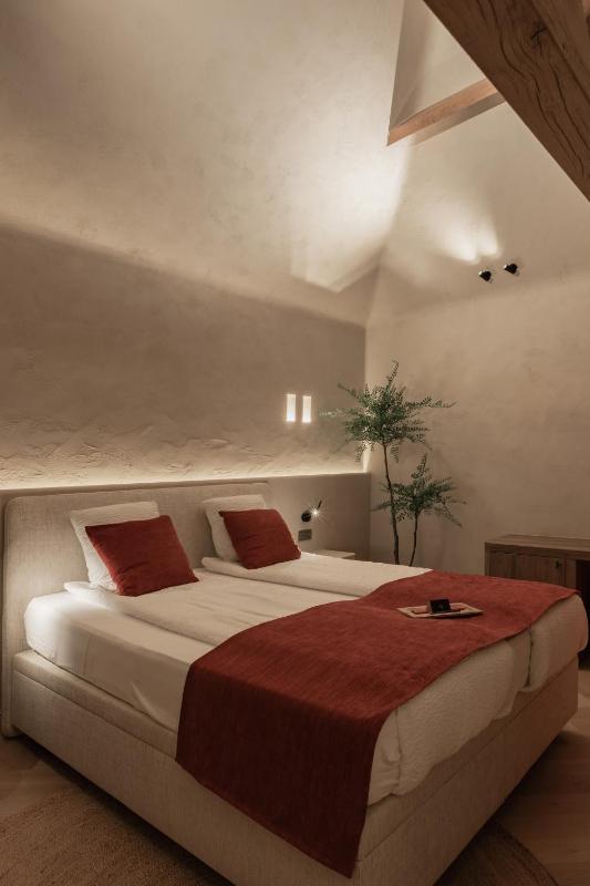 Deluxe King Room image 1