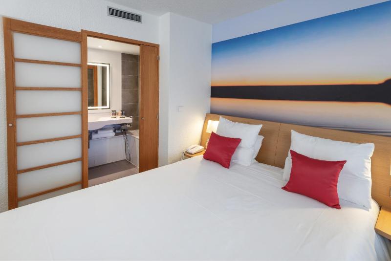 Superior double Room with one double bed or two single beds  image 4