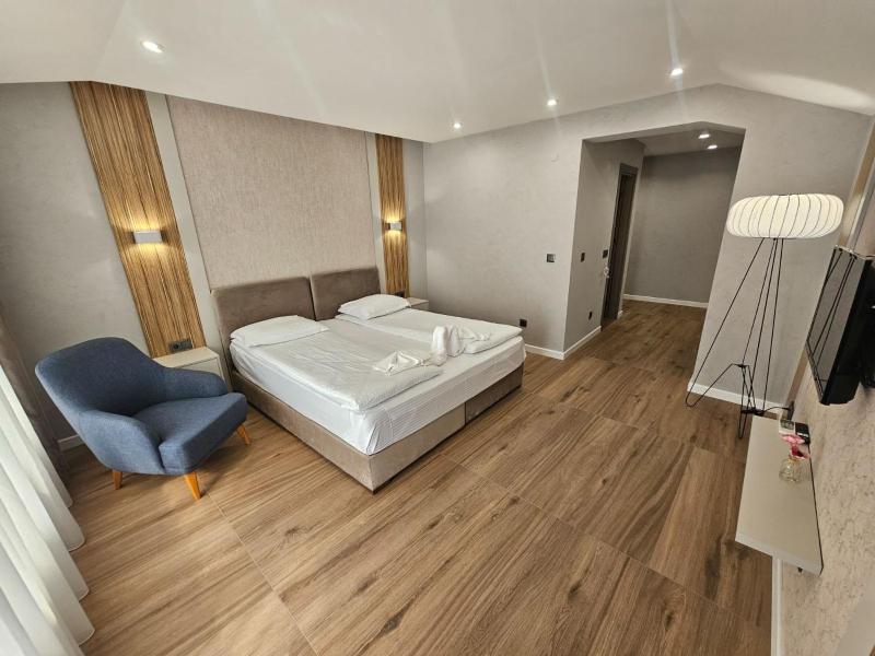 Deluxe Double Room image 2