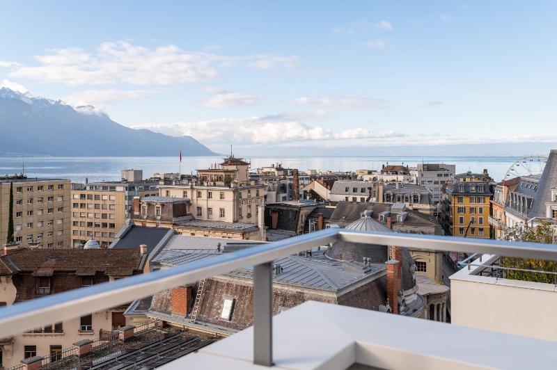 Standard Three-Bedroom Apartment with Lake View image 2