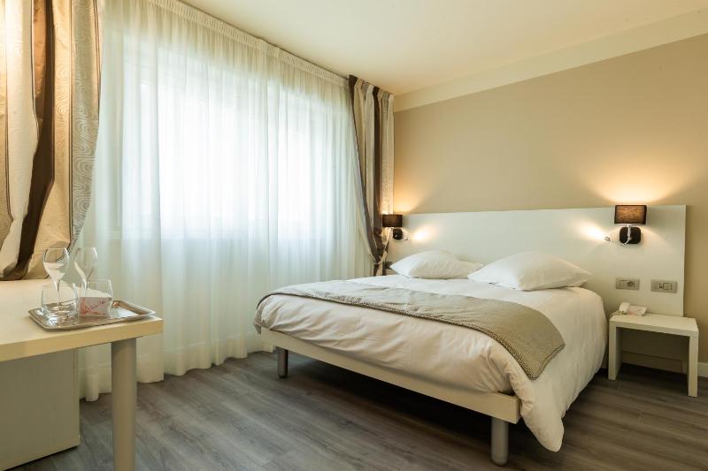 Double Room with Balcony image 1