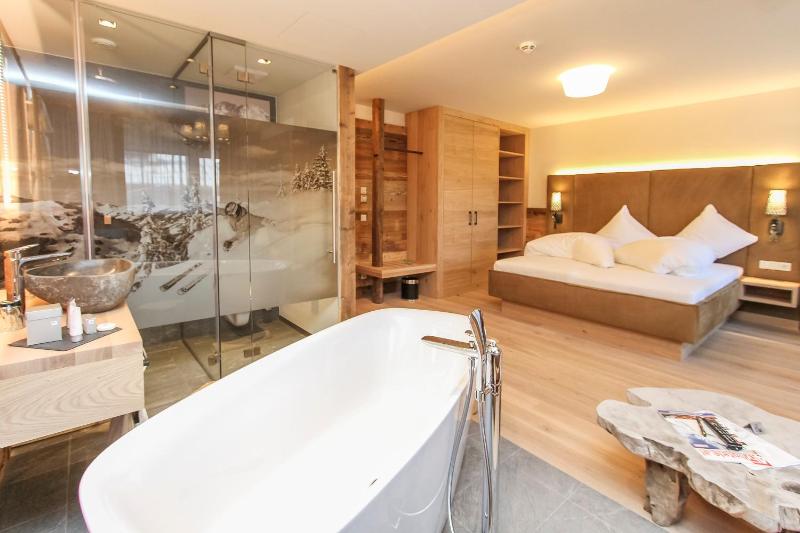 Superior Double Room with Balcony image 4