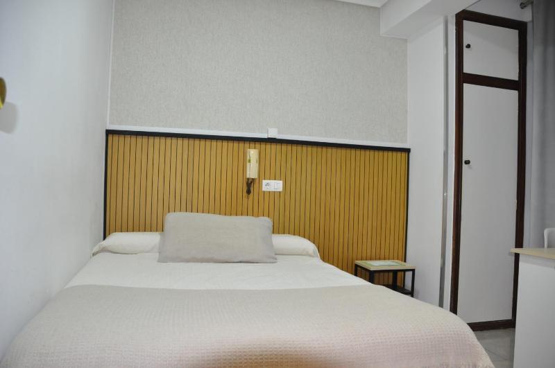 Single Room with Private Bathroom image 3