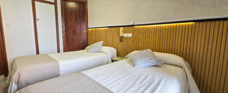 Twin Room with Shared Toilet image 1