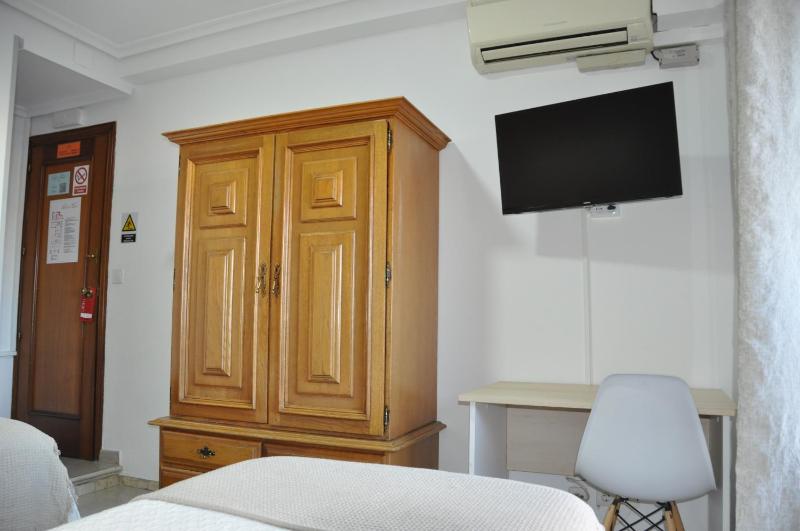 Twin Room with Shared Toilet image 3