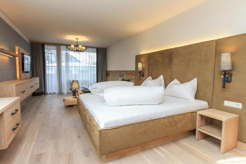 Junior Suite with Balcony image 4