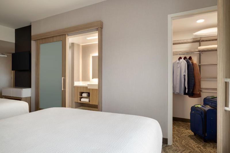 Queen Suite with Two Queen Bed image 2