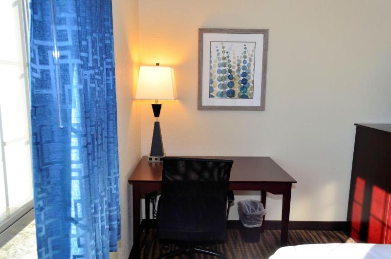 Standard Queen Room with Two Queen Beds image 4