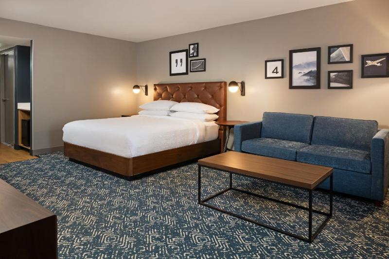  Traditional, Guest room, 1 King, Sofa bed image 4