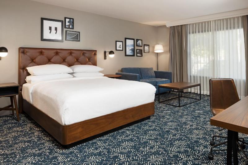  Traditional, Guest room, 1 King, Sofa bed image 1