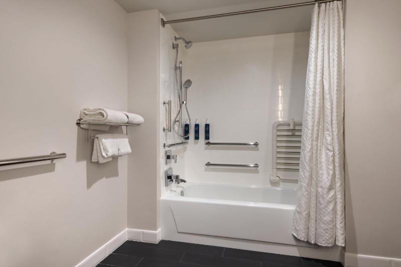 Deluxe Guest room, 2 Queen Patio image 3