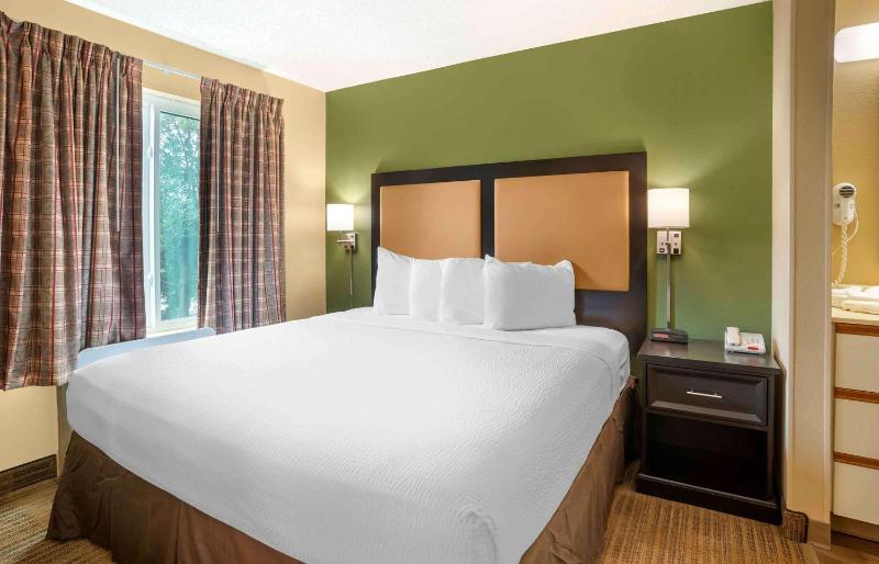 Deluxe Studio with 1 King Bed - Non-Smoking image 1