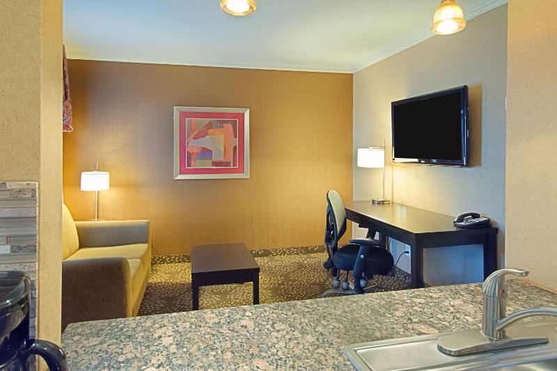 King Suite with Kitchenette - Non smoking image 4