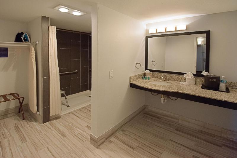 Queen Room with Mobility Accessible Tub - Non-Smoking image 2