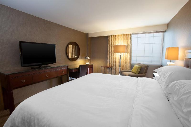 Standard King Room image 4