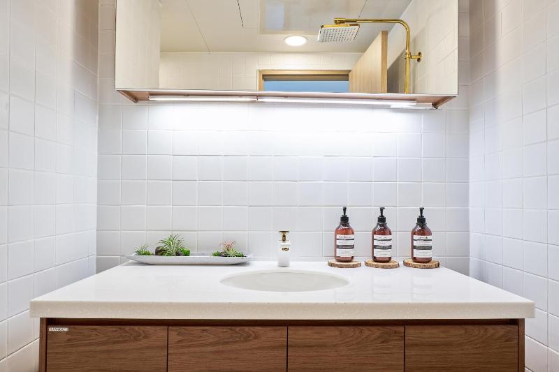SA Tailored Service Urban Retreat Home near Metro - image 13