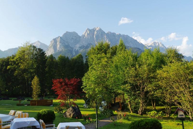 Standard Double Room with Mountain View image 2