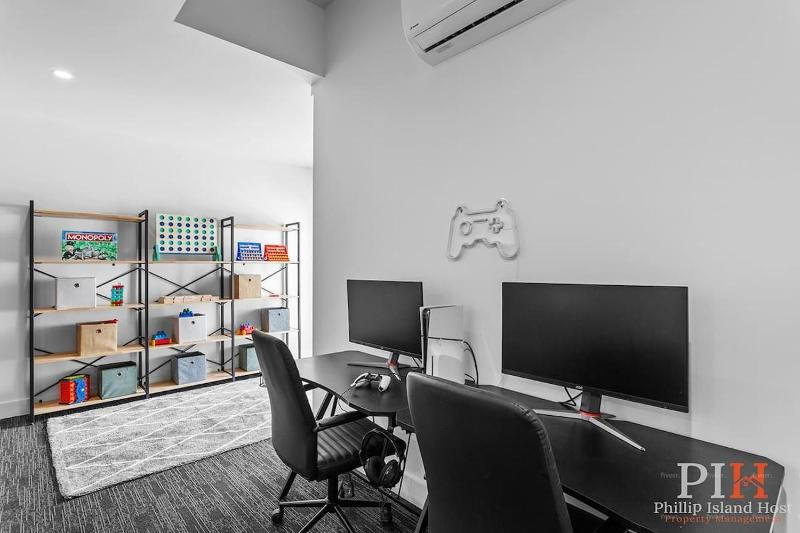 Stylish Home with Rumpus Room - image 26