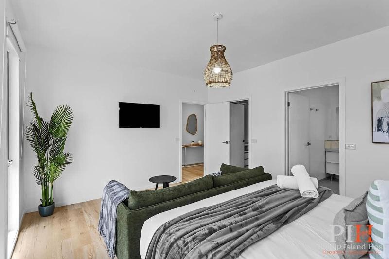 Stylish Home with Rumpus Room - image 20