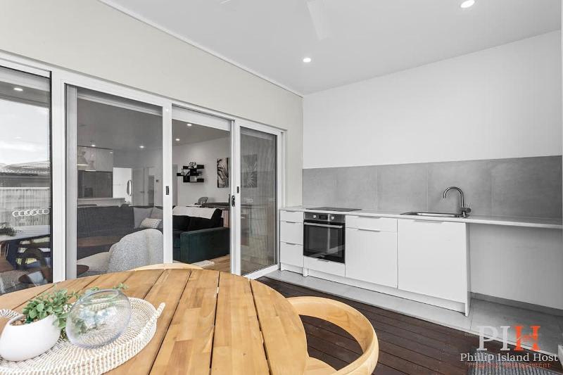 Stylish Home with Rumpus Room - image 17