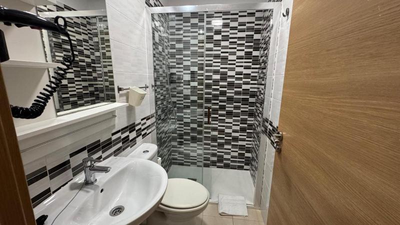 Standard Double Room image 3