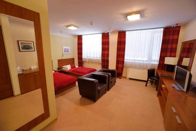 Business Twin Room image 3