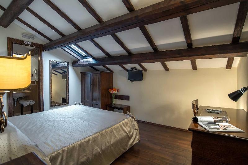 Double or Twin Room image 4