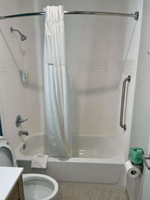 Queen Room with Roll-In Shower - Disability Access/Non Smoking image 2