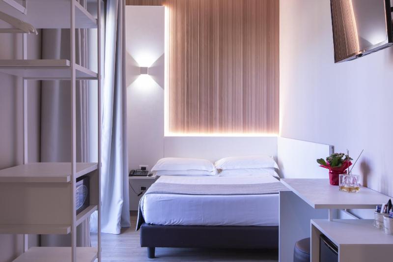 Premium Twin Room image 4