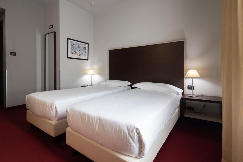 Classic Twin Room image 3