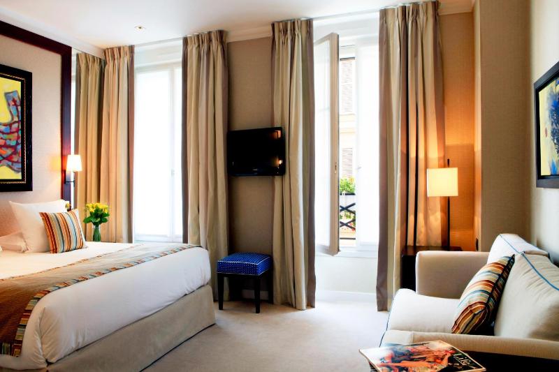 Deluxe Queen Room image 1