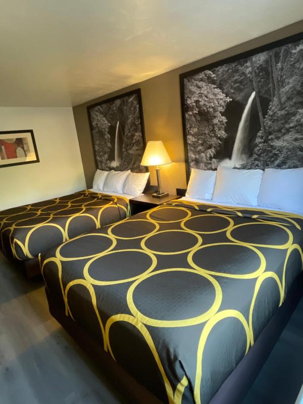 Queen Room with Two Queen Beds - Non-Smoking image 3