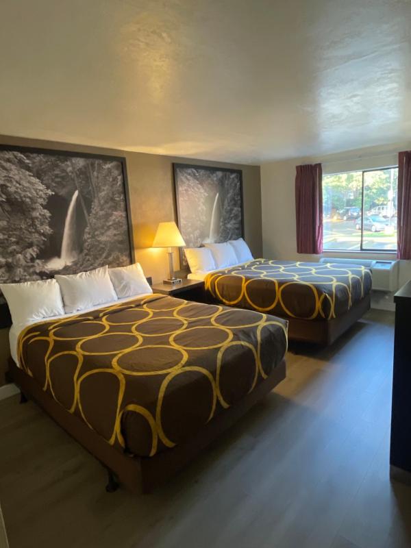 Queen Room with Two Queen Beds - Non-Smoking image 4