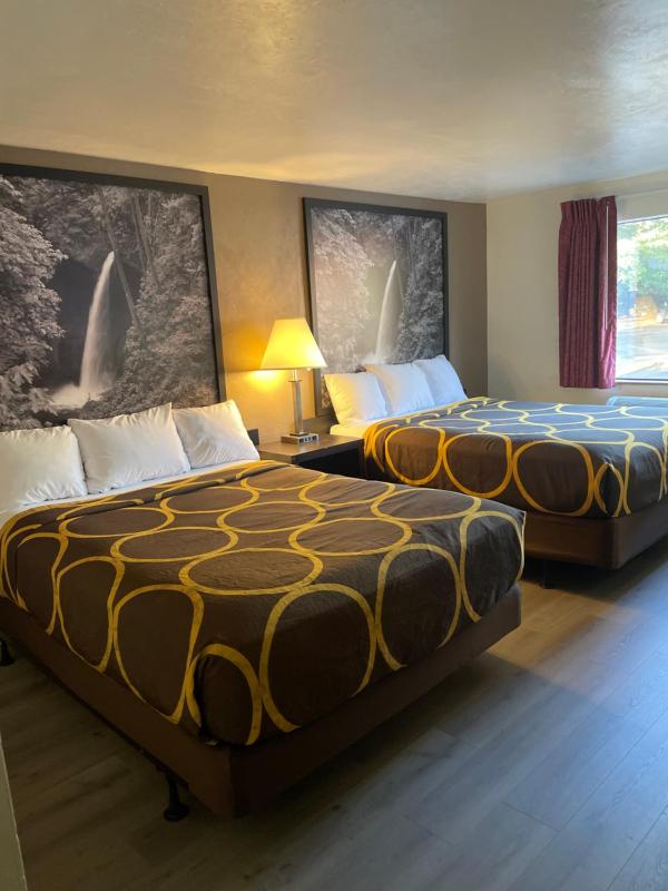 Queen Room with Two Queen Beds - Non-Smoking image 2