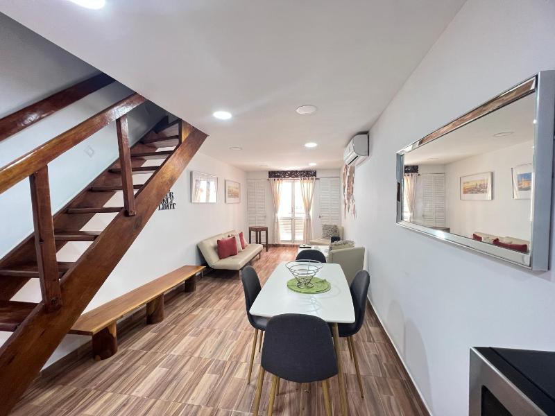 Hermoso duplex en la ciudad amurallada! A218 - image 2