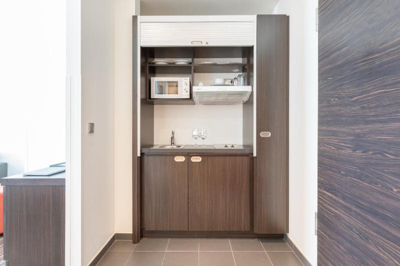 Premium Queen Room with Kitchenette image 3