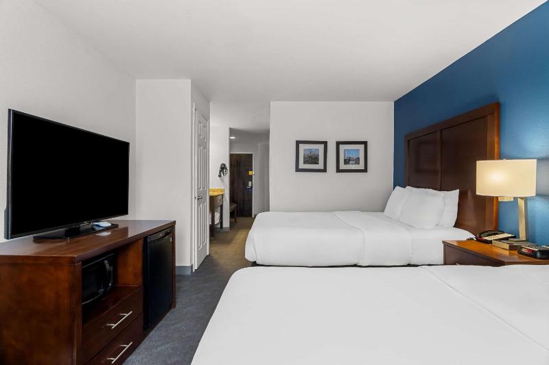 Queen Suite with Two Queen Beds - Non-Smoking image 3