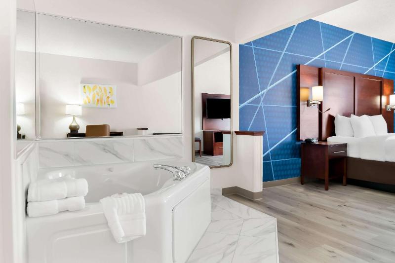 King Whirlpool Suite image 3