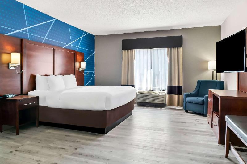 King Whirlpool Suite image 2