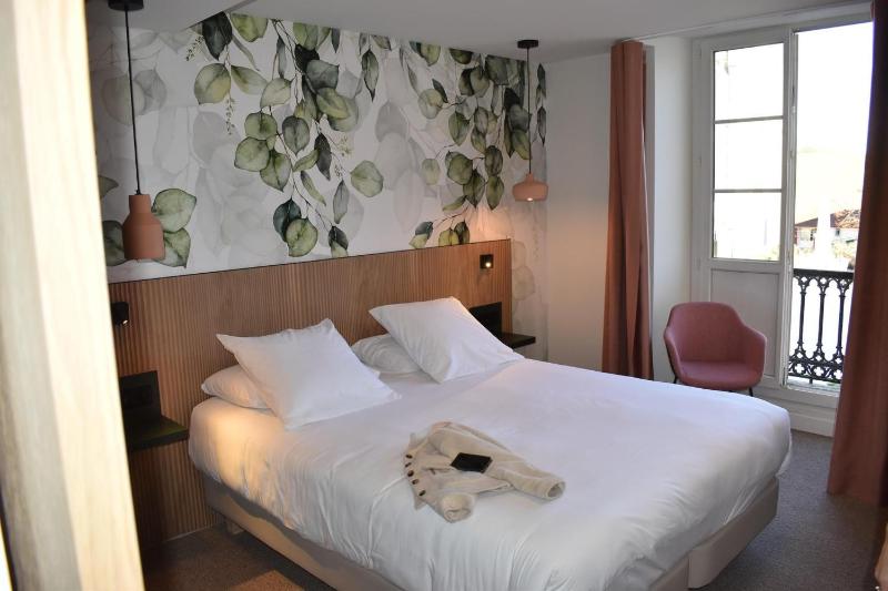 Double or Twin Room with City View image 3