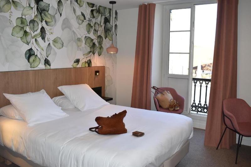 Double or Twin Room with City View image 2