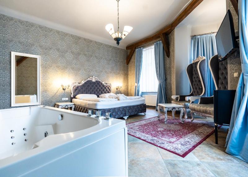 Relax Suite with Whirlpool image 4
