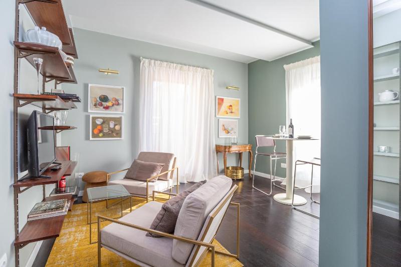 Chic Spanish Steps Retreat - image 12