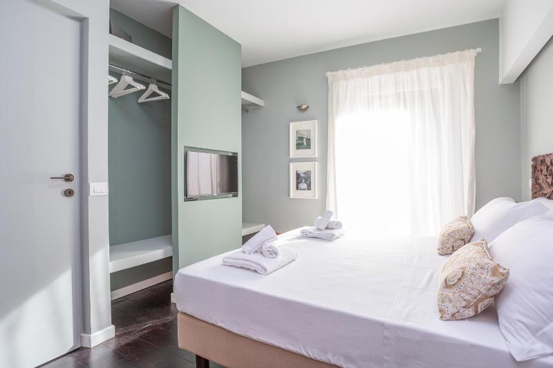 Chic Spanish Steps Retreat - image 10