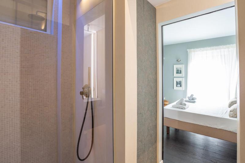 Chic Spanish Steps Retreat - image 9