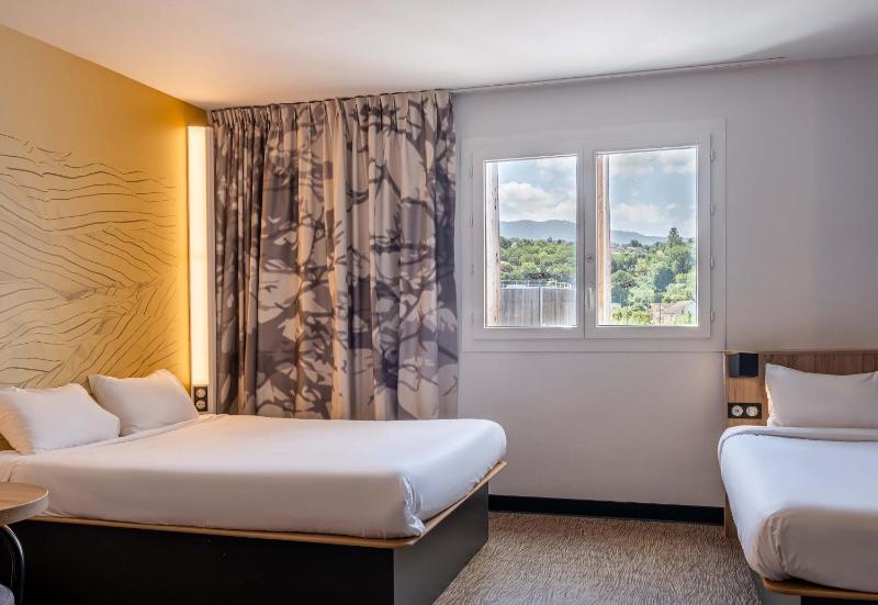 Quadruple Room image 2