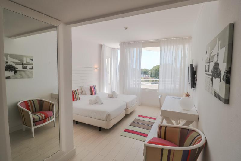 Studio with Pool View image 3