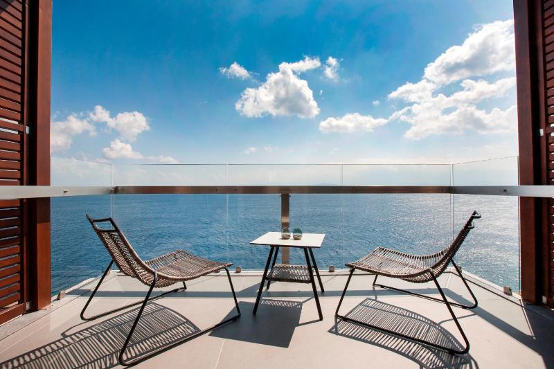 Deep Blue Bungalow Suite, Waterfront  image 1