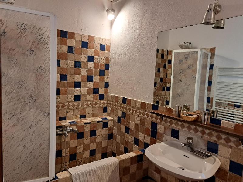 One-Bedroom Apartment - Split Level image 2