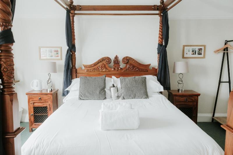 Double Room with Four Poster Bed image 1